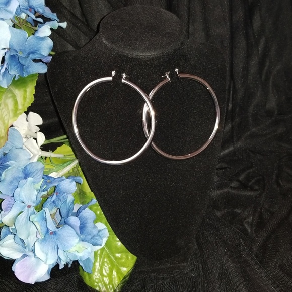 Jewelry - Trendy hoop earrings